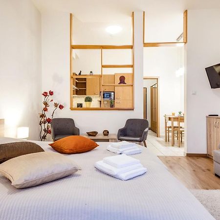 부다페스트 Downtown Charm With Balcony And Garden View 아파트 외부 사진