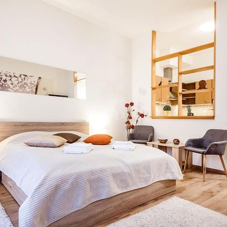 부다페스트 Downtown Charm With Balcony And Garden View 아파트 외부 사진