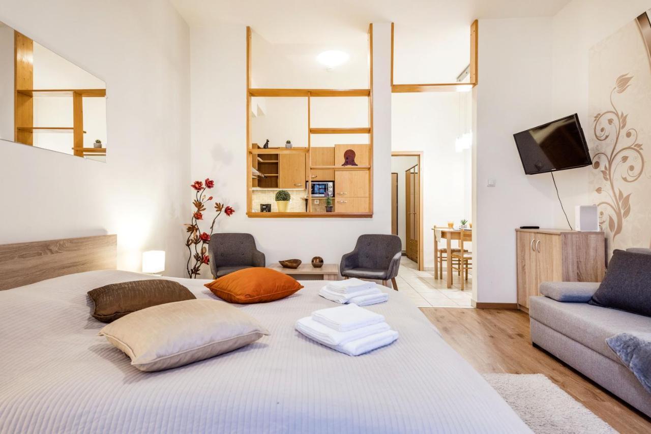 부다페스트 Downtown Charm With Balcony And Garden View 아파트 외부 사진
