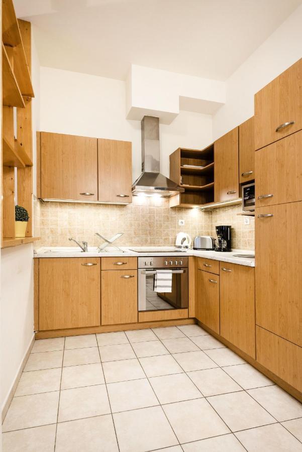 부다페스트 Downtown Charm With Balcony And Garden View 아파트 외부 사진