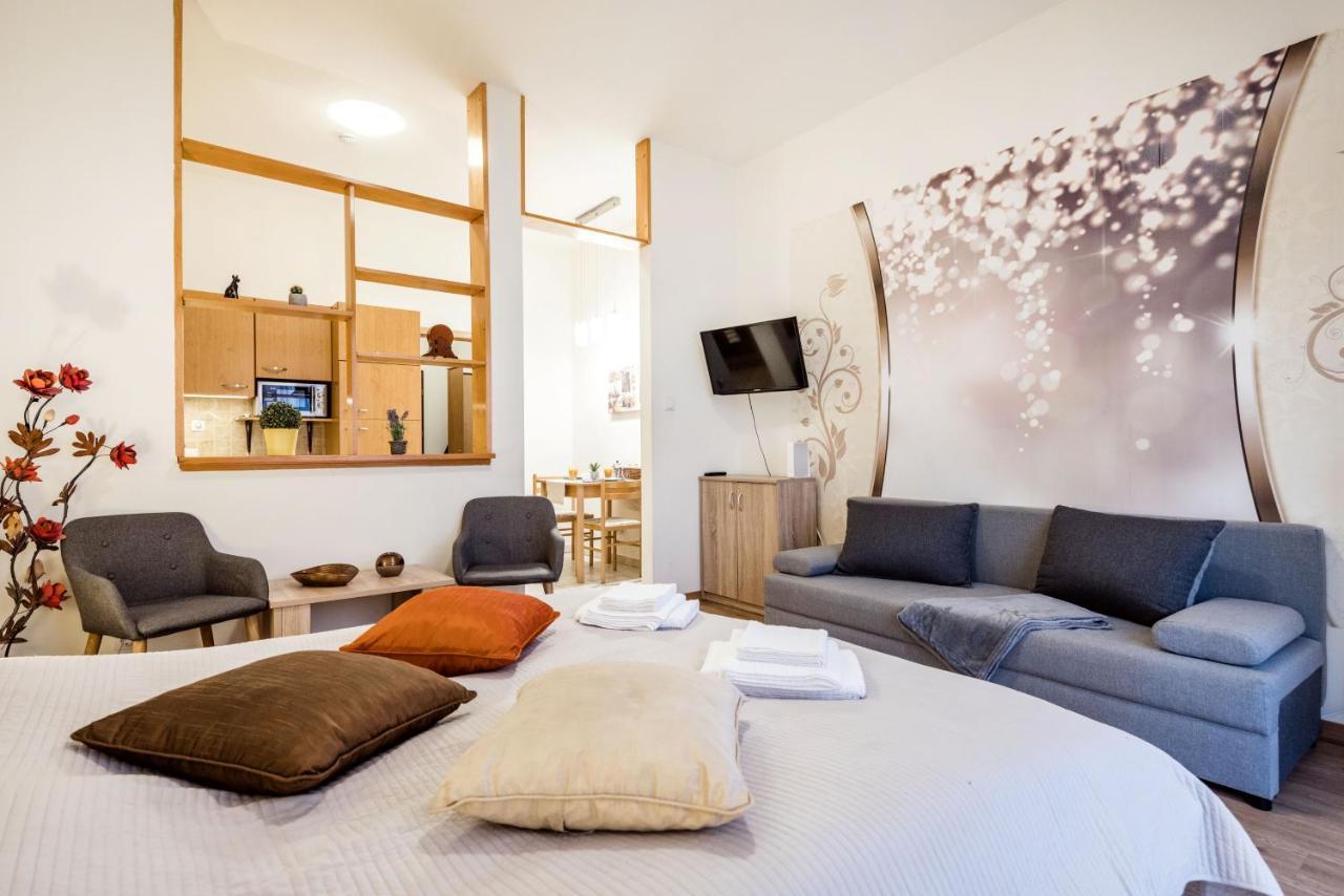 부다페스트 Downtown Charm With Balcony And Garden View 아파트 외부 사진