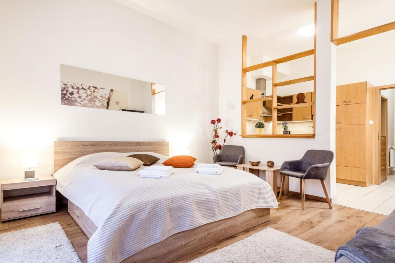 부다페스트 Downtown Charm With Balcony And Garden View 아파트 외부 사진