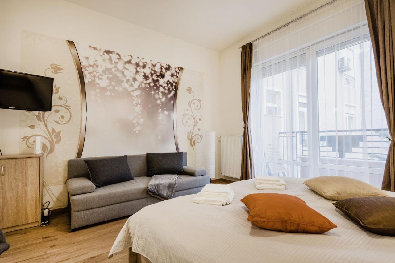 부다페스트 Downtown Charm With Balcony And Garden View 아파트 외부 사진